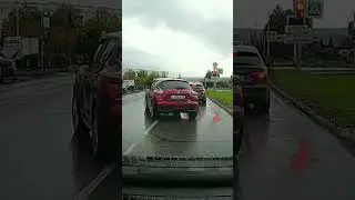 Красный жук на красный свет.