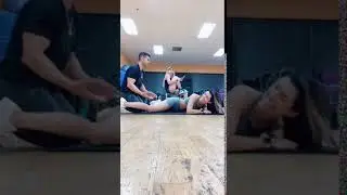 девка пукнула под нос чуваку