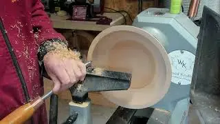 Finishing of a beautiful Elm bowl. #elmbowl #woodturning #woodlathe #latheprojects