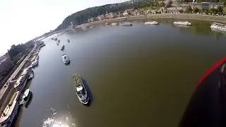 Történelmi pillanat - Imreh Lajos helikopterrel elsőként átrepül a Lánchíd alatt.