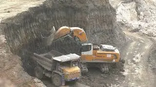 Экскаватор Liebherr R980 SME прямая лопата грузит самосвалы БелАЗ 7547 часть 4