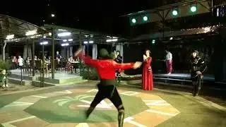 Грузины танцуют в одном из ресторанов на батумской набережной.
