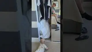 Льова дивиться на себе в дзеркало, але раптом...