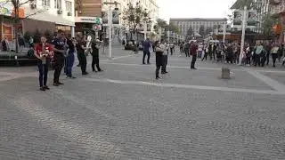Украина, Днепр, весна 2019 года, уличные музыканты, Синатра