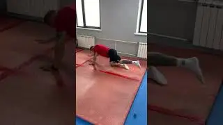 Вытягивание разноименных руки и ноги в положении на четвереньках