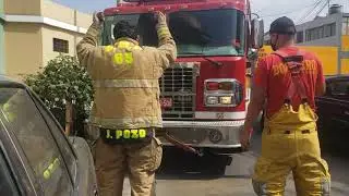 Camión de bomberos maniobrando  por calle estrecha