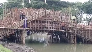 inilah proses pengecoran jembatan seribu bambu ponpes cahaya tasbih