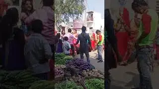 बारात में डांस करती हुई लड़कियां