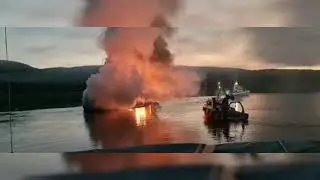 Пожар в норвежском порту Киркенес горит российский краболовный траулер 