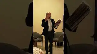 Иван Малкович читает стих «Паротяг»