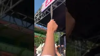 OKAY perfome di sekolah- Bagian Akhir, Okin Makan Pepaya Neo