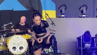 Jinjer Charlotte 2023 - Tat rocking out hard