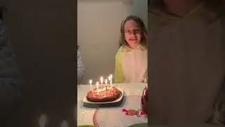 Алиса задувает свечи