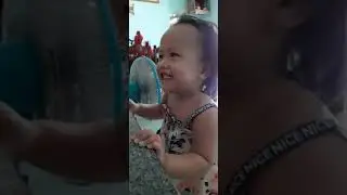 Coca thích thú với bài nhạc Cây Xương Rồng trong Badanamu