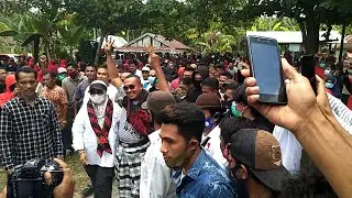DIKAWAL PERANGKAT KERAS, UMAR SAMIUN DISAMBUT WARGA WAKATOBI