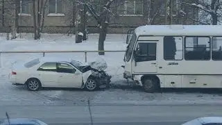 Тойота и ПАЗ, лобовое...