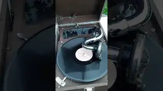 Лето на даче. Некогда снимать видео о коллекции. Достал патефон и слушаю пластинки на 78 оборотов.