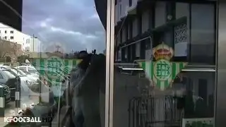 La tienda oficial del Betis aparece con el escaparate roto • 2016