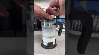 Making frothed milk with a French press 