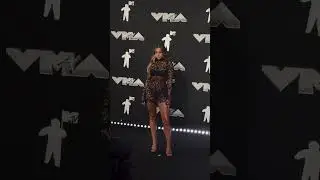 Tate McRae has a fan at the #VMAs carpet 😉