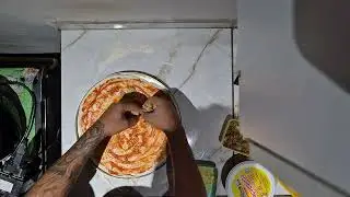 Esticando massa de Pizza com a mão 