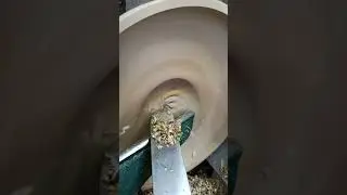 Одной левой? Да легко! Работа резца из старого напильника.