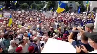 Пенсионеры - Силовики  штурмуют верховную Раду Украины.