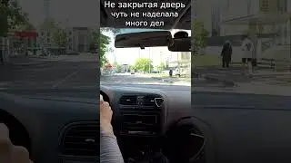 Дверь газели неожиданно открылась на повороте...