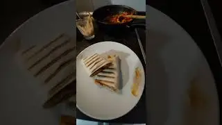 Kuřecí směs v tortille s domácím dipem