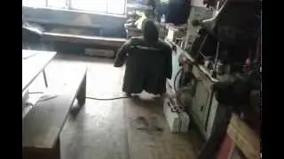 Чувак спит на работе