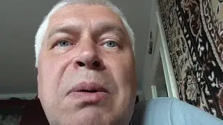 Человек слушает музыку и подпевает под музыку
