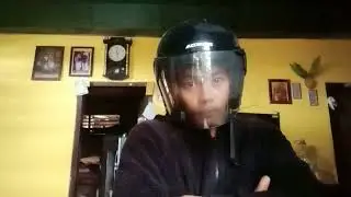 Duduk Dian Pakai helem Selama Satu menit