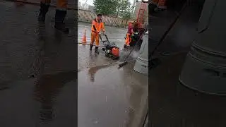 Рабочие кладут асфальт в дождь. Дураки и дороги. Ремонт. Россия 