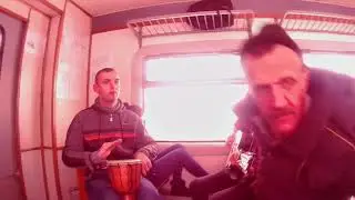Пацаны в Электричке играют на гитаре и красиво поют!!!