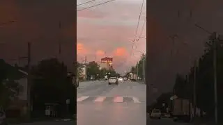 Светло-алое небо сопровождает нас на вождении