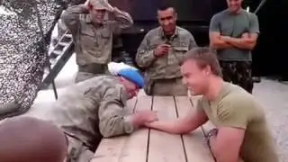 Türk Askeri İle Holanda Askeri Bilek Güreşi   YouTube