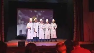 Выступление студентов колледжа с песней 