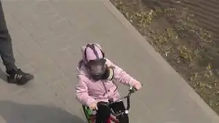 Отец гуляет с ребёнком во время карантина