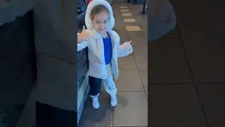 Зашли с Софией в Панда экспресс. Собираемся в одно очень крутое место,но сначала нужно подкрепиться