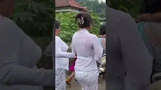 Upacara mewinten di Bali 