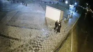 Вандалы разбили стекло на остановке