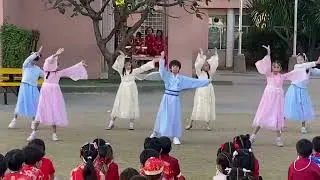 เต้นประกอบเพลง ชื่อเพลงว่า 小女花不弃