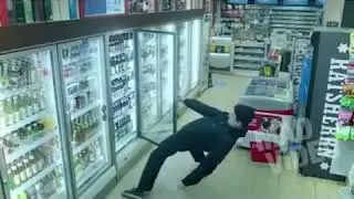 Прикол! Как пьяный пытается открыть холодильник с пивом в магазине