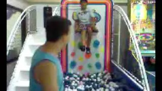 Anthony no jogo Tiro Ao Alvo