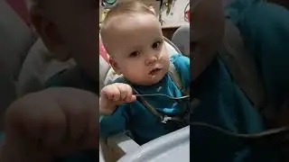 Роберт учится есть самостоятельно