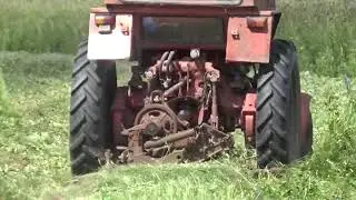 Трактора Т-25 и МТЗ -80 косят снова. Дед за рулём.