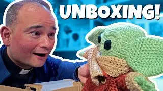BABY YODA UNBOXING!!! (DIY Yarn Baby Yoda review)