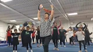 Aunty Magrate Yap danzando 