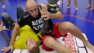 Удушение через руку от Алексея Олейника