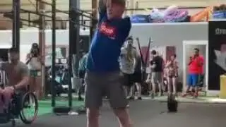 Поднимает штангу одной рукой